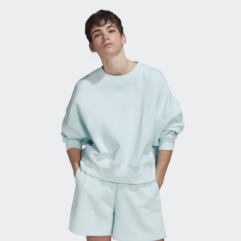 Adicolor_Essentials_Fleece_Sweatshirt_Niebieski_HJ7867_21_model
