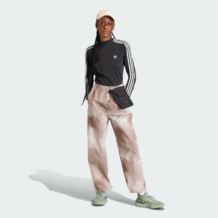 Koszulka_Adicolor_Classics_3-Stripes_High_Neck_Long_Sleeve_Czern_II0757_25_model