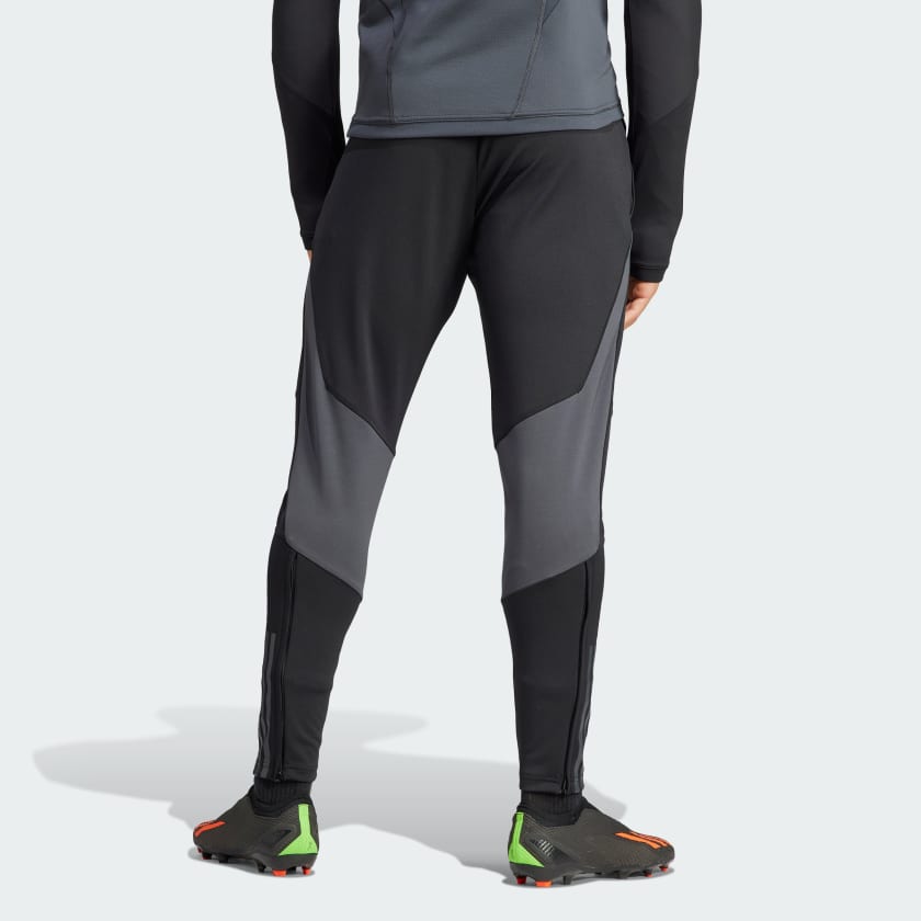 Spodnie_Real_Madrid_Tiro_23_Winterized_Szary_IQ4788_23_hover_model