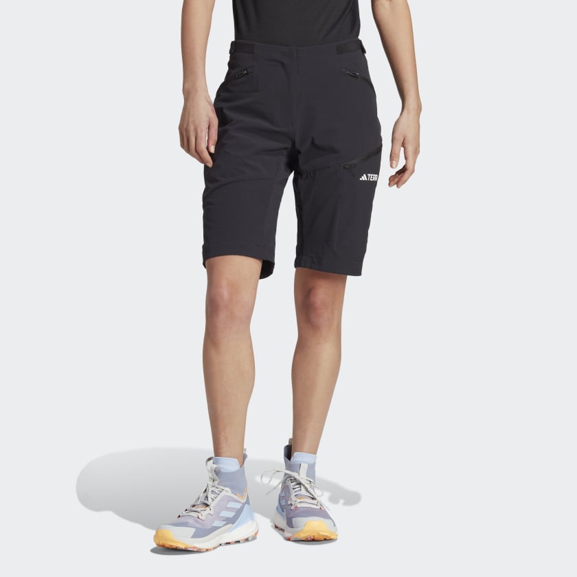 Terrex_Xperior_Hiking_Shorts_Czern_HN2963_21_model