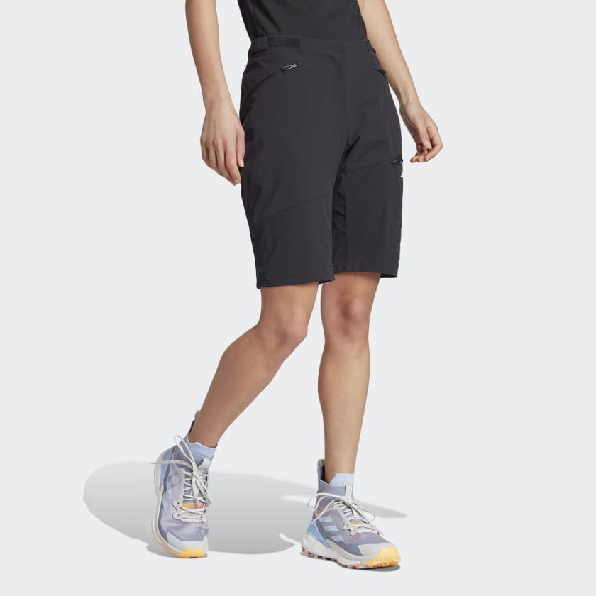 Terrex_Xperior_Hiking_Shorts_Czern_HN2963_25_model